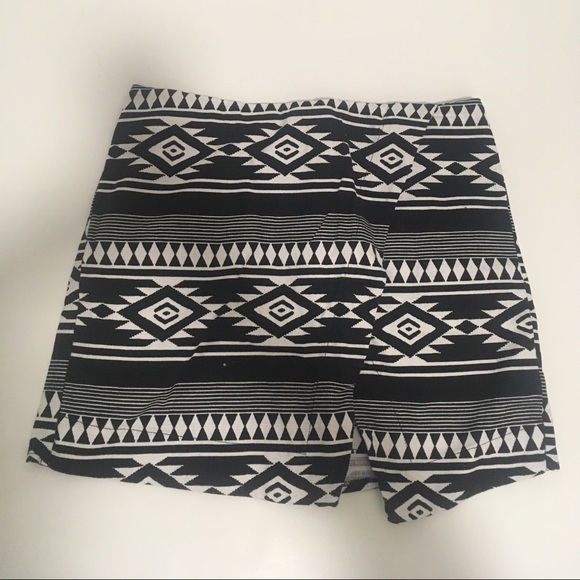 Hollister Skort / Skirt / Short Black White Aztec Pattern Size 0 Wear Zipper - Picture 3 of 4
